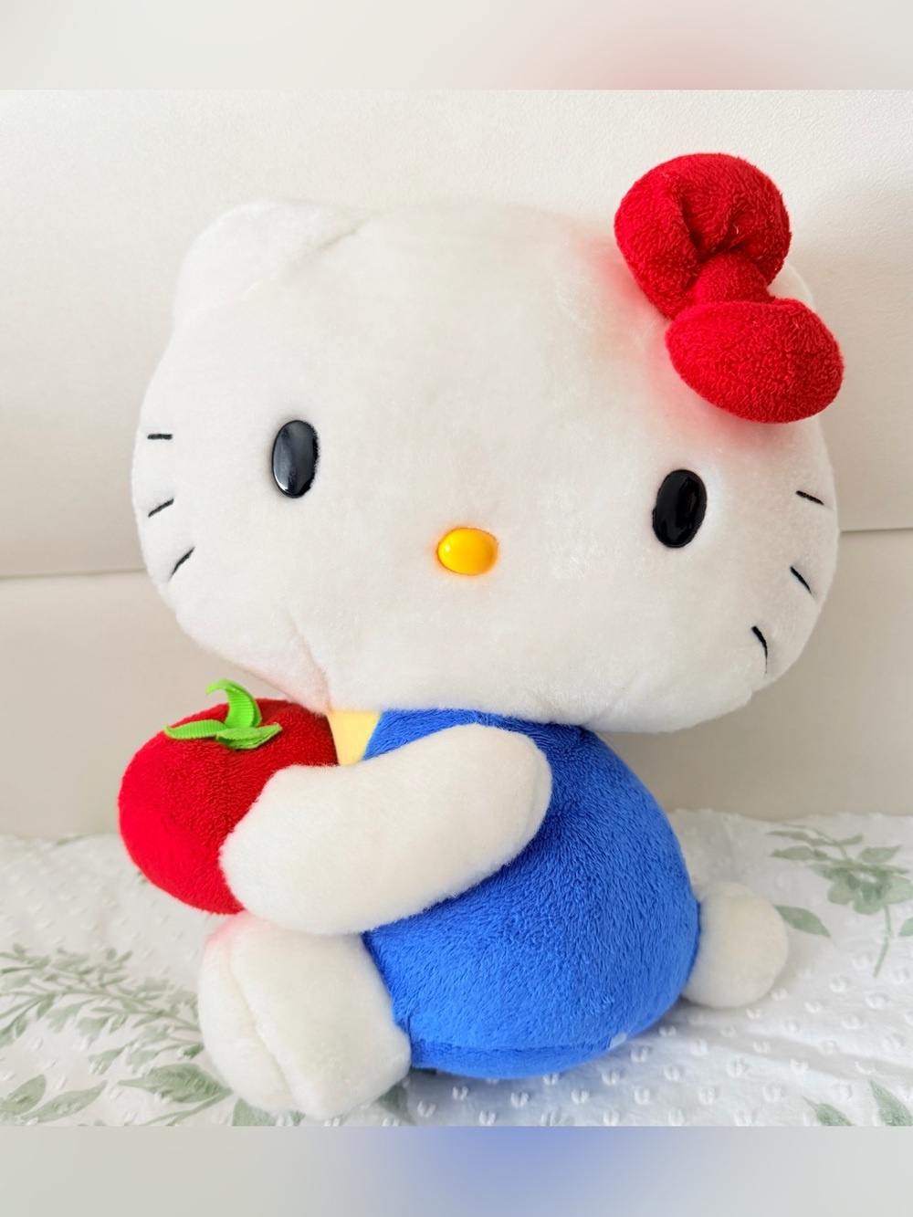 Vintage 2009 sitting hello kitty with Apple